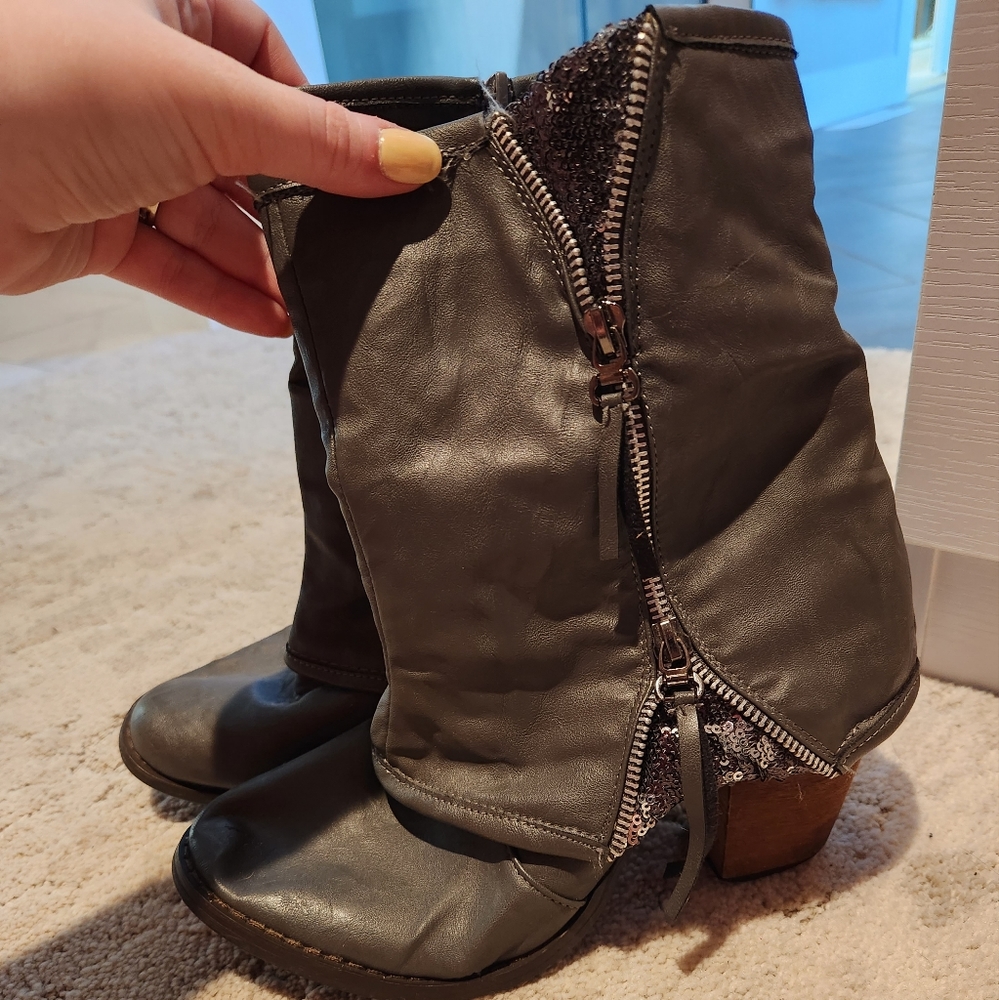 Vanity Size 9 gray booties